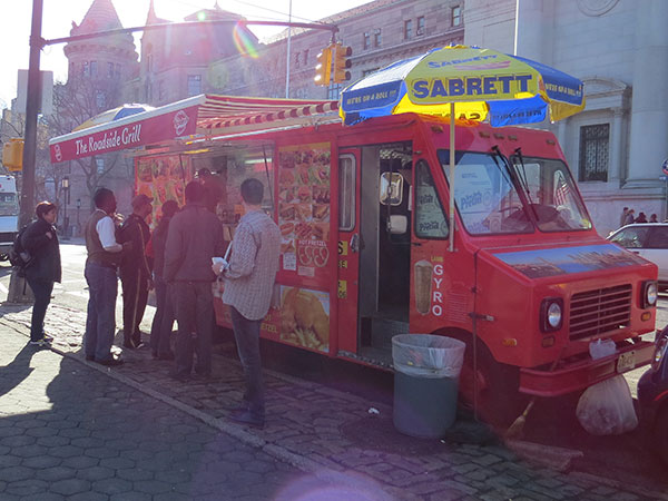Um dos vários carros que vendem comida ao redor do Central Park - www.viajandocomaman.com.br - Foto: Amandina Morbeck.