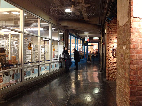 Interior do Chelsea Market, que está num dos 3 roteiros em Manhattan, New York - www.viajandocomaman.com.br - Foto: Amandina Morbeck.