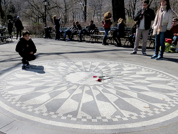 No Strawberry Fields, uma homenagem a John Lennon - www.viajandocomaman.com.br - Foto: Amandina Morbeck.