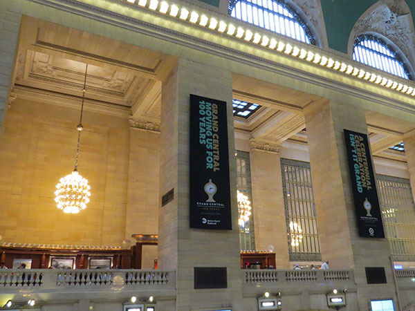Detalhe da bela construção que abriga a Grand Central, um dos 3 roteiros em Manhattan, New York - www.viajandocomaman.com.br - Foto: Amandina Morbeck.