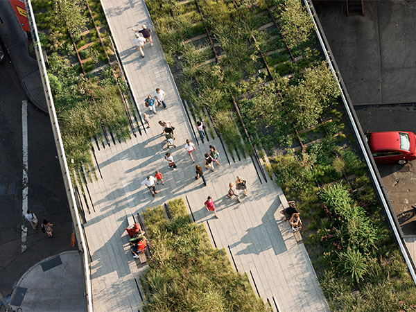 O High Line tem 1,6 km de extensão e é um dos 3 roteiros em Manhattan, New York que indico - www.viajandocomaman.com.br - Foto: Iwan Baan.