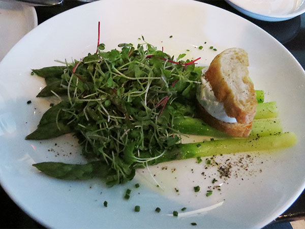 Entrada de aspargos com queijo de cabra do Restaurante Madison & Vine em Manhattan, New York - Foto: Amandina Morbeck.