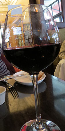 Belle Glos Meiomi Pinot Noir que tomei no Restaurante Madison & Vine em Manhattan, New York Belle Glos Meiomi Pinot Noir