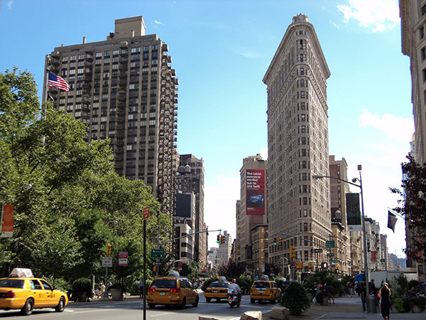 Flatiron ou Fuller Building na Quinta Avenida, 175 - www.viajandocomaman.com.br - Foto: Amandina Morbeck.