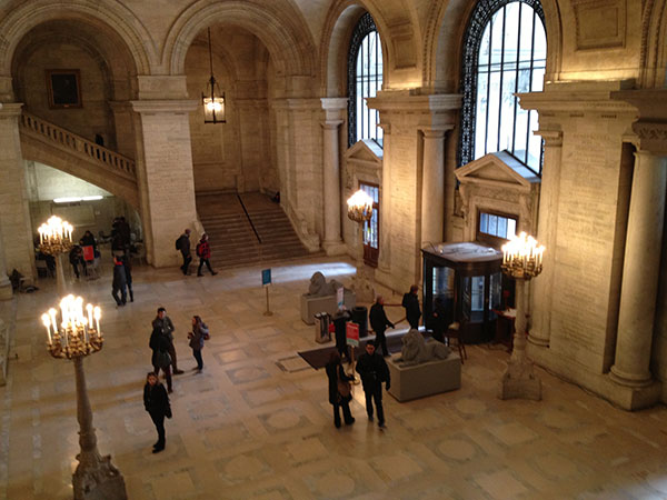 Saguão de entrada da Biblioteca Pública, que faz parte dos 3 roteiros em Manhattan, New York - www.viajandocomaman.com.br - Foto: Amandina Morbeck.