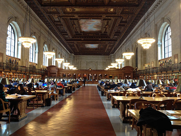 Uma das salas de estudo da biblioteca pública, que faz parte dos 3 roteiros em Manhattan, New York - www.viajandocomaman.com.br - Foto: Amandina Morbeck.