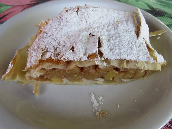 Para fechar o almoço, uma fatia generosa de apfel strudel - Restaurante Família Von Strudel, Itu - Foto: Amandina Morbeck.