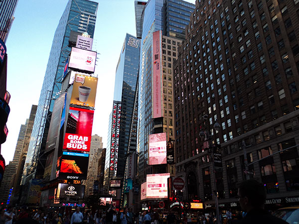 Anualmente, quase 40 milhões de turistas passam pela Times Square - www.viajandocomaman.com.br - Foto: Amandina Morbeck.