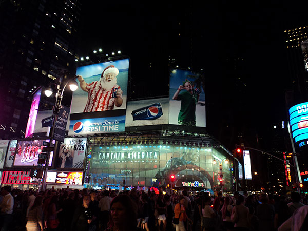 O vai e vem de pessoas é constante na Times Square - www.viajandocomaman.com.br - Foto: Amandina Morbeck.
