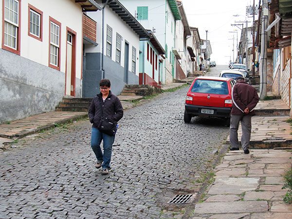 Caminhando em Ouro Preto no último dia do Fambike-Caminho dos Diamantes - www.viajandocomaman.com.br - Foto: Wladimir Togumi.