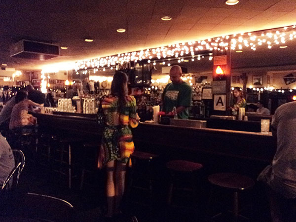 Balcão do Bar 55, decorado com luzes natalinas mesmo fora de época - www.viajandocomaman.com.br - Foto: Amandina Morbeck.