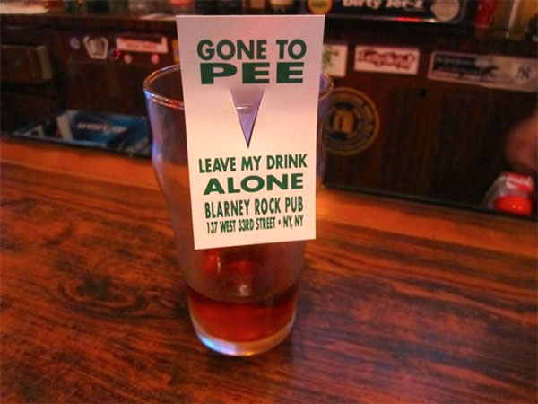 Um aviso bem-humorado para que ninguém leve seu copo no Blarney Rock Pub, um dos 3 pubs irlandeses em Manhattan que visitei - Foto: Reprodução.