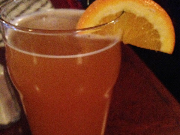 A deliciosa breja Blue Moon, que bebi num dos 3 pubs irlandeses em Manhattan que visitei - www.viajandocomaman.com.br - Foto: Amandina Morbeck.