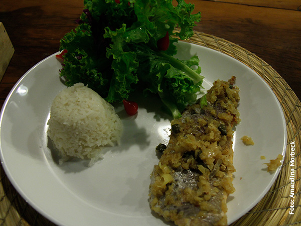 No Espaço Café, jantei filé de truta na manteiga com salada e arroz - www.viajandocomaman.com.br - Foto: Amandina Morbeck.