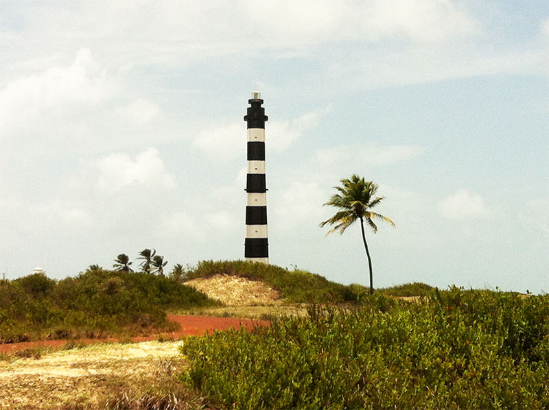 Farol do Calcanhar, que fica no calcanhar do Brasil - www.viajandocomaman.com.br - Foto: Amandina Morbeck.