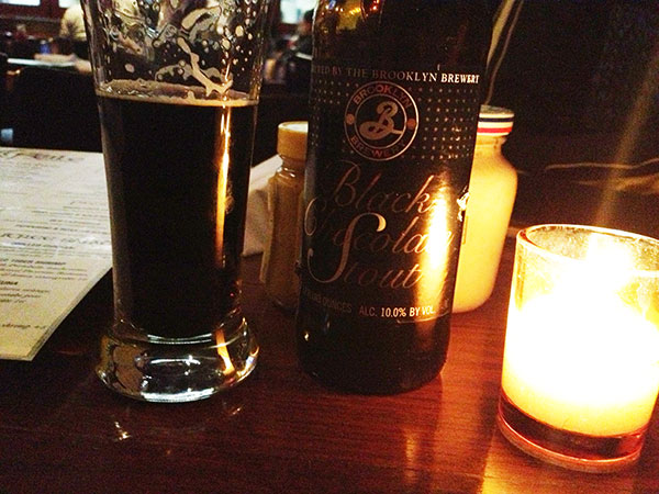 Brooklyn Chocolate Black Stout, uma ótima pedida num dos 3 pubs irlandeses em Manhattan que visitei - www.viajandocomaman.com.br - Foto: Amandina Morbeck.