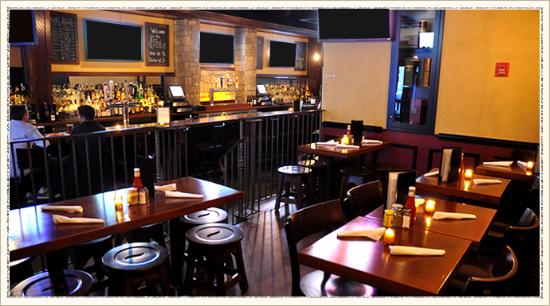 Interior do Féile, um dos 3 pubs irlandeses em Manhattan que visitei - Foto: Reprodução.