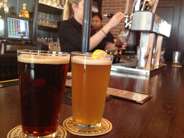 Red Rooster Ale e Indian River Light - Foto: Amandina Morbeck. Red Rooster Ale e Indian River Light - www.viajandocomaman.com.br - Foto: Amandina Morbeck.