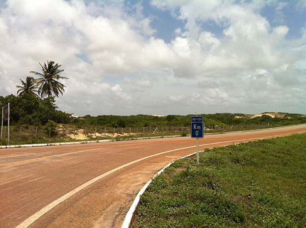 Km 0 da rodovia mais longa do Brasil, com 4.542 km de norte a sul, no calcanhar do Brasil - www.viajandocomaman.com.br - Foto: Amandina Morbeck.