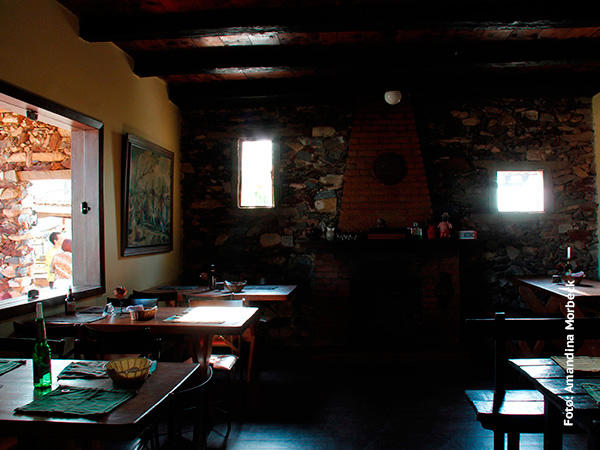 Outro ambiente do La Violla; a fome era tanta que esqueci de fazer fotos da comida, mas estava tudo uma delícia - www.viajandocomaman.com.br - Foto: Amandina Morbeck.