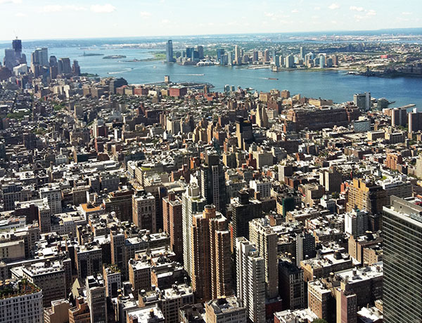 Vista do Rio Hudson e de Nova Jersey do alto do Empire, que faz parte dos 3 roteiros em Manhattan, New York - www.viajandocomaman.com.br - Foto: Amandina Morbeck.