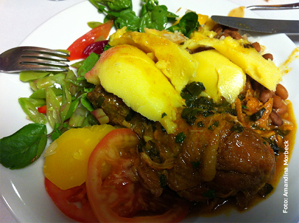 Frango com ora pro nobis, polenta, salada, arroz e feijão; impossível comer pouco - www.viajandocomaman.com.br - Foto: Amandina Morbeck.