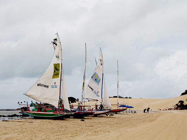 Genipabu, a caminho de São Miguel do Gostoso, Rio Grande do Norte - www.viajandocomaman.com.br - Foto: Amandina Morbeck.