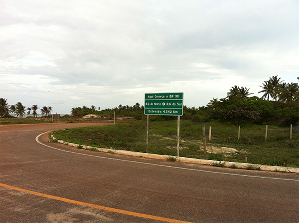 Placa no km 0 da BR 101 - www.viajandocomaman.com.br - Foto: Amandina Morbeck.