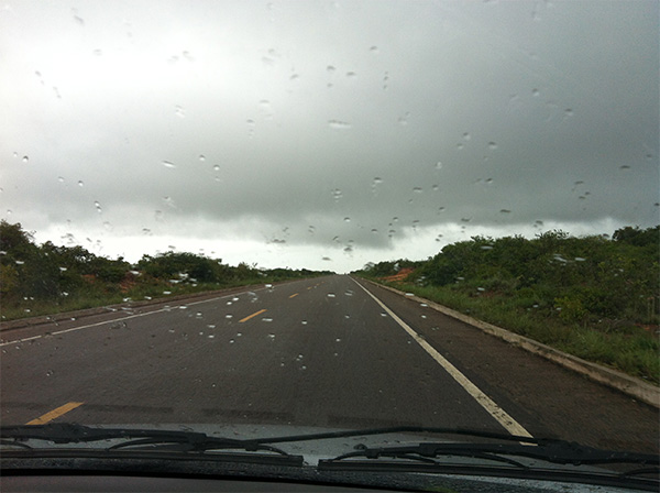 Na BR 101, indo ao encontro da chuva - São Miguel do Gostoso, Rio Grande do Norte - www.viajandocomaman.com.br - Foto: Janaina Vieira.