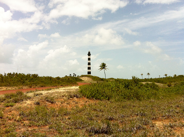 Farol do Cotovelo perto de São Miguel do Gostoso, Rio Grande do Norte - www.viajandocomaman.com.br - Foto: Amandina Morbeck.