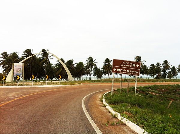A partir desse ponto, são 2 km de terra para chegar ao farol no calcanhar do Brasil - www.viajandocomaman.com.br - Foto: Amandina Morbeck.