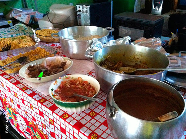 O almoço foi feito por pessoas da cidade; o feijão batido e o frango caipira fez muito sucesso - Foto: Amandina Morbeck.