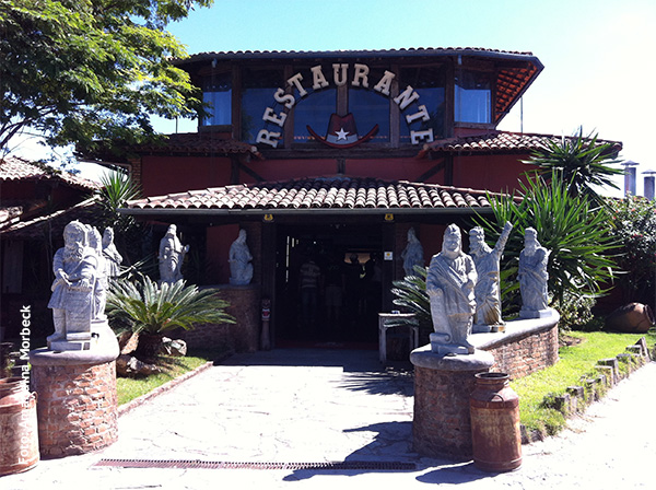Entrada do Restaurante Villa Rural, que fica entre BH e o aeroporto de Confins - www.viajandocomaman.com.br - Foto: Amandina Morbeck.