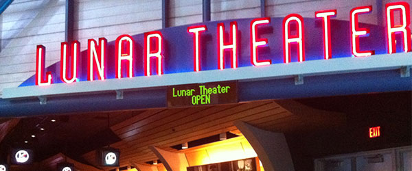 Lunar Theater no Kennedy Space Center - www.viajandocomaman.com.br - Foto: Amandina Morbeck.
