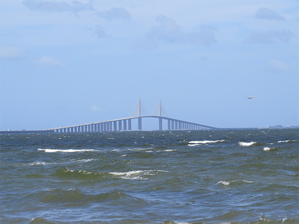 A Sunshine Skyway Bridge - www.viajandocomaman.com.br - Foto: Janaina Vieira.