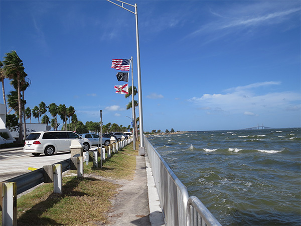 Área de descanso na I-275, na margem da Baía de Tampa, com vista para a ponte - www.viajandocomaman.com.br - Foto: Janaina Vieira.