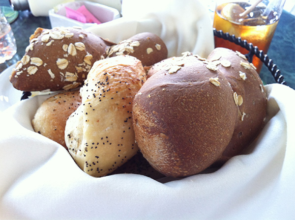 Cesta com pães quentinhos feitos no restaurante - www.viajandocomaman.com.br - Foto: Amandina Morbeck.