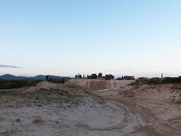 Brincadeira nas dunas ao entardecer - www.viajandocomaman.com.br - Foto: Amandina Morbeck.