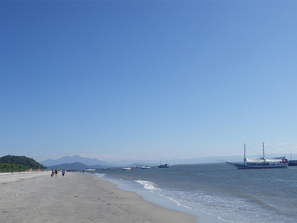 Praia onde descemos na Ilha do Cardoso - www.viajandocomaman.com.br - Foto: Amandina Morbeck.