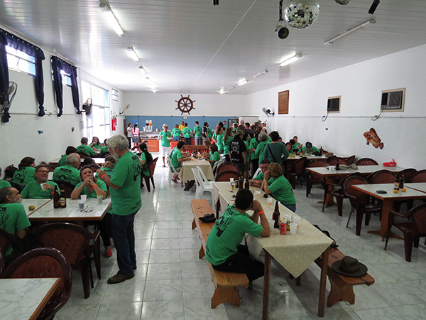 Grande parte dos participantes reunida no almoço em Cananeia - www.viajandocomaman.com.br - Foto: Amandina Morbeck.