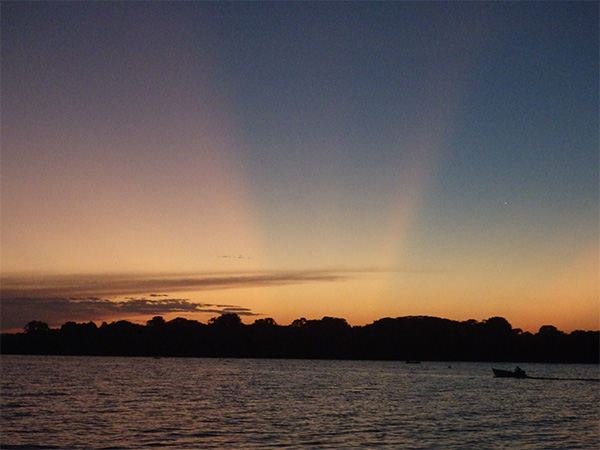 Por do sol no enquanto voltávamos de Ilha do Cardoso para Ilha Comprida - www.viajandocomaman.com.br - Foto: Amandina Morbeck.