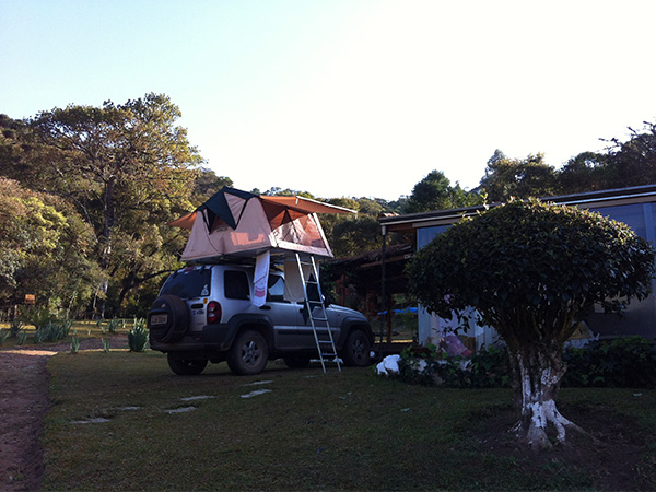A Camping's World fabrica barracas automotivas como essa, instalada no teto do meu carro - www.viajandocomaman.com.br - Foto: Amandina Morbeck.