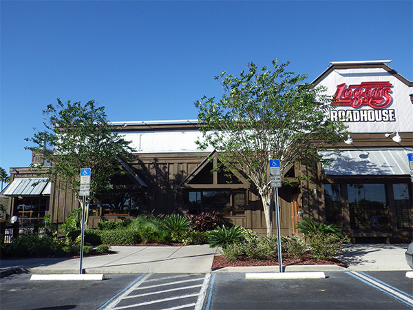 A construção do Logan's Road House inspira rusticidade - www.viajandocomaman.com.br - Foto: Amandina Morbeck.