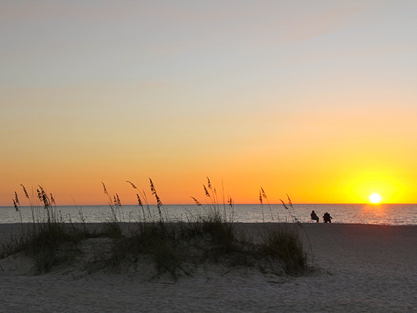 Nada como terminar o dia assistindo a um belo por do sol como esse - www.viajandocomaman.com.br - Foto: Amandina Morbeck.