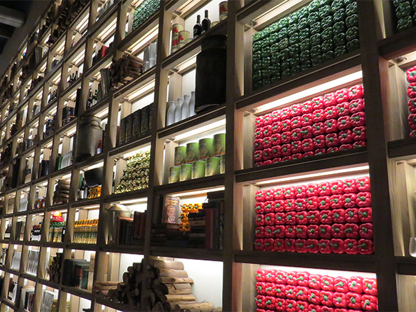Itens e objetos relacionados a culinária decoram uma parede inteira - www.viajandocomaman.com.br - Foto: Amandina Morbeck.