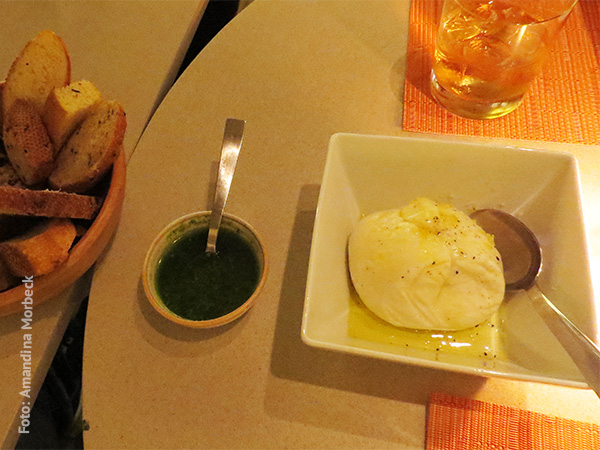 Burrata, um dos carros-chefes do Mozza - www.viajandocomaman.com.br - Foto: Amandina Morbeck.