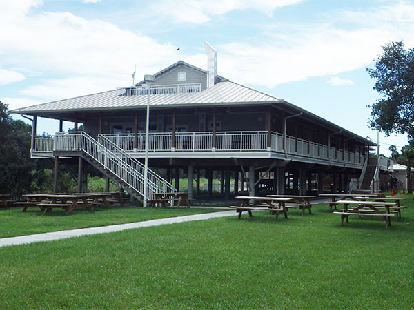 O Outpost, onde ficam a lanchonete e a loja de souvenirs - www.viajandocomaman.com.br - Foto: Amandina Morbeck.