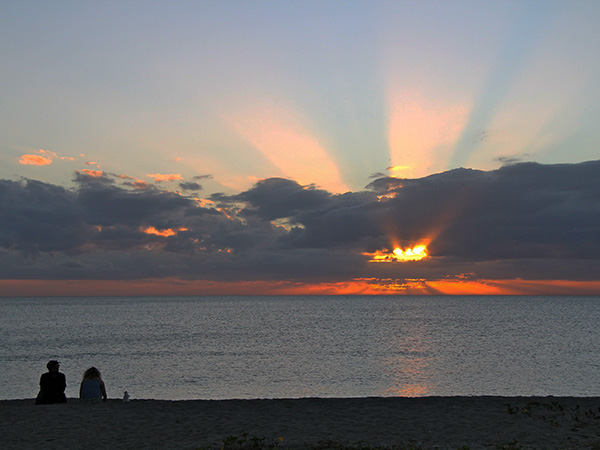 Por do sol na Turtle Beach - www.viajandocomaman.com.br - Foto: Amandina Morbeck.