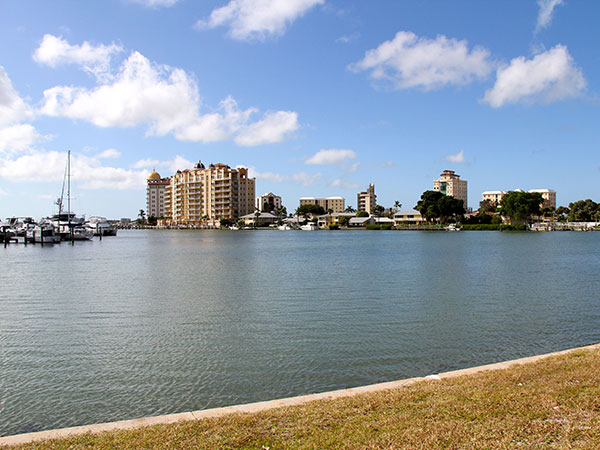 Vista da Bayfront Drive em Sarasota - www.viajandocomaman.com.br - Foto: Amandina Morbeck.