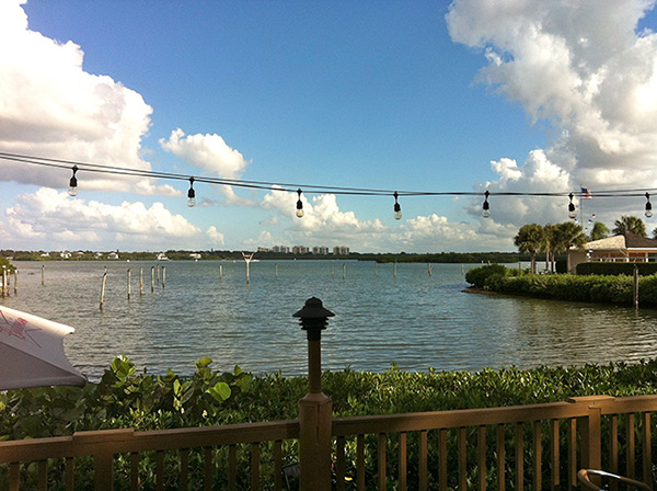 A parte dos fundos do Turtles tem essa vista pra Baía de Sarasota - www.viajandocomaman.com.br - Foto: Amandina Morbeck.